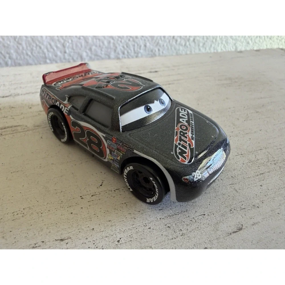 Voiture Disney‎ Cars NITROADE N° 28 AIKEN AXLER Métal 1/55eme FLASH MCQUEEN